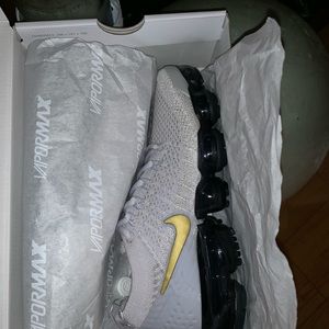 Only one shoe the same shoe from other listing